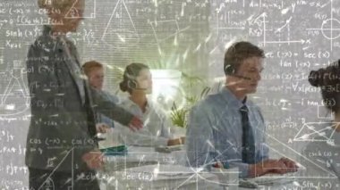 Telefon kulaklığı kullanan iş adamları üzerinden bağlantı ağının animasyonu. küresel iletişim, iş dünyası, dijital arayüz, teknoloji ve ağ konsepti dijital olarak oluşturulmuş video.