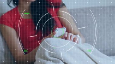 Akıllı telefon kullanan bir kadının dürbün taramasının animasyonu. küresel iletişim, teknoloji, sosyal medya ve dijital arayüz konsepti dijital olarak oluşturulmuş video.