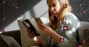 Evinde akıllı telefon ve dijital tablet kullanan beyaz bir kadını döndüren dijital ikon küreleri. küresel ağ ve teknoloji kavramı