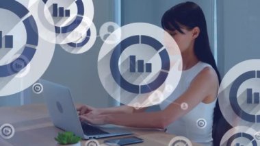 Ofiste dizüstü bilgisayar kullanan beyaz bir kadına karşı dijital ikonlar ağı. küresel ağ ve iş teknolojisi kavramı