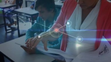 Bayan öğretmenler ve okul çocukları üzerindeki ikonlarla bağlantı ağlarının animasyonu. küresel eğitim, dijital arayüz, teknoloji ve ağ konsepti dijital olarak oluşturulmuş video.