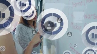 Ofisteki beyaz pano üzerinde tartışan kadın meslektaşlarına karşı profil simgeleri ağı. küresel ağ ve iş teknolojisi kavramı