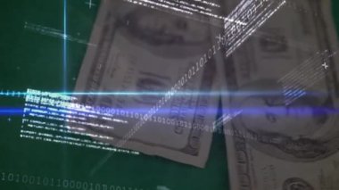 Amerikan doları banknotları ve kumarhane fişleri üzerinden veri işleme animasyonu. Kumar, işletme, finans, teknoloji, dijital arayüz ve bağlantılar dijital olarak oluşturulmuş video konsepti.