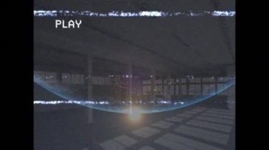 Ekran animasyonu arızalı ve deponun üzerindeki dünya ile arayüzlü. küresel gönderim, iş, dijital arayüz, teknoloji ve ağ konsepti dijital olarak oluşturulmuş video.