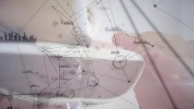 Bağlantı ağının animasyonu ve VR kulaklık takan adamın istatistikleri. küresel bağlantılar, dijital arayüz, teknoloji ve ağ konsepti dijital olarak oluşturulmuş video.