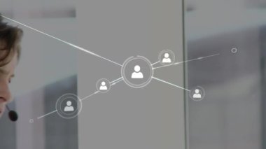 Telefon kulaklığı kullanan iş adamlarının simgeleriyle bağlantı ağlarının animasyonu. küresel bağlantılar, iş dünyası, dijital arayüz, teknoloji ve ağ konsepti dijital olarak oluşturulmuş video.