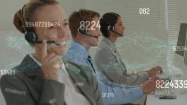 Telefon kulaklığı kullanan iş adamlarının üzerindeki numaraların animasyonu. küresel iletişim, iş dünyası, dijital arayüz, teknoloji ve ağ konsepti dijital olarak oluşturulmuş video.