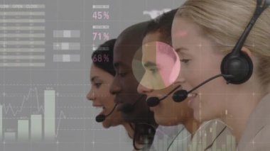 Telefon kulaklığı kullanan iş adamlarının istatistiklerinin animasyonu. küresel bağlantılar, iş dünyası, dijital arayüz, teknoloji ve ağ konsepti dijital olarak oluşturulmuş video.
