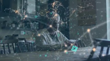 Evde akıllı telefon kullanan Afrikalı Amerikalı son sınıf öğrencilerine karşı kurulan bir ağ. küresel ağ ve teknoloji kavramı