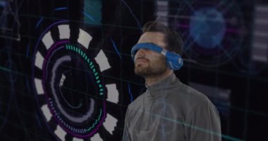 Animasyon. Arızalı tarama ve video kulaklık takan adam. küresel veri işleme, iletişim, dijital arayüz, teknoloji ve ağ konsepti dijital olarak oluşturulmuş video.