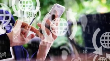 Kafkas iş kadınına karşı akıllı telefon kullanarak birden fazla web simgesi yüzüyor. küresel ağ ve iş teknolojisi kavramı