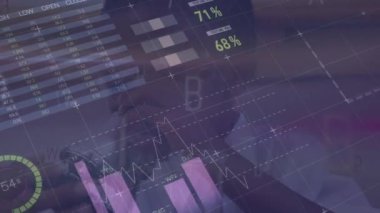 Mikroskop kullanılarak çocuk üzerinde istatistik ve veri işleme animasyonu. küresel eğitim, dijital arayüz, teknoloji ve ağ konsepti dijital olarak oluşturulmuş video.
