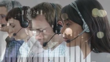 Telefon kulaklığı kullanan iş adamlarının istatistiklerinin animasyonu. küresel bağlantılar, iş dünyası, dijital arayüz, teknoloji ve ağ konsepti dijital olarak oluşturulmuş video.