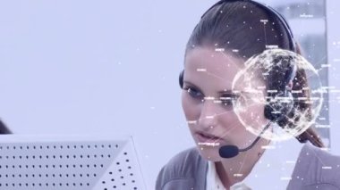 Telefon kulaklığı kullanan bir iş kadınıyla bağlantılı dünya animasyonu. küresel bağlantılar, iş dünyası, dijital arayüz, teknoloji ve ağ konsepti dijital olarak oluşturulmuş video.