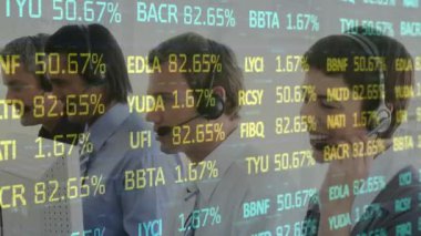 Telefon kulaklığı kullanarak iş adamlarından veri işleme animasyonu. küresel bağlantılar, iş dünyası, dijital arayüz, teknoloji ve ağ konsepti dijital olarak oluşturulmuş video.