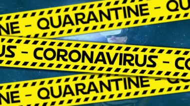 VR kulaklık takan bir kadın için karantina uyarısı metni ve bağlantı animasyonu. covid 19 konsepti boyunca küresel iletişim ve dijital arayüz teknolojisi, dijital olarak üretilen video.