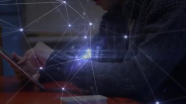 Akıllı telefon kullanan insanların üzerindeki simgelerle bağlantı ağlarının animasyonu. küresel teknoloji, dijital arayüz ve bağlantılar konsepti dijital olarak oluşturulmuş video.