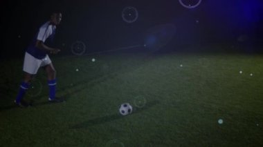 Futbolcu üzerinden bağlantı ağlarının animasyonu. global spor, teknoloji, dijital arayüz ve bağlantılar konsepti dijital olarak oluşturulmuş video.