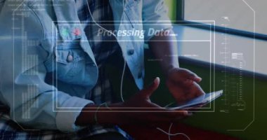 Akıllı telefon kullanan bir kadının ekrandaki veri işleme animasyonu. küresel iletişim, dijital arayüz, teknoloji ve ağ konsepti dijital olarak oluşturulmuş video.