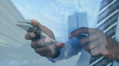 Şehir manzarası üzerinde akıllı telefon kullanan bir adamın animasyonu. küresel iletişim, teknoloji, dijital arayüz ve bağlantılar konsepti dijital olarak oluşturulmuş video.