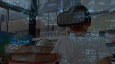 Matematiksel formüllerin vr kulaklık kullanan okul çocuğu üzerinde canlandırılması. küresel çevrimiçi eğitim, dijital arayüz, teknoloji ve bağlantılar konsepti dijital olarak oluşturulmuş video.