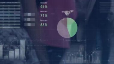 Yoğun şehir caddesinde istatistik ve veri işleme animasyonu. global spor, dijital arayüz, teknoloji ve ağ konsepti dijital olarak oluşturulmuş video.