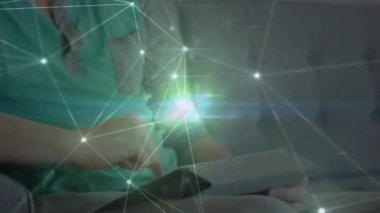 Tablet kullanan insanın üzerindeki simgelerle bağlantı ağlarının animasyonu. küresel teknoloji, dijital arayüz ve bağlantılar konsepti dijital olarak oluşturulmuş video.