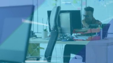Bilgisayar kullanarak iş adamının masasında şema ve veri işleme animasyonları. küresel iş iletişimi ve veri ağı konsepti, dijital olarak oluşturulmuş video.