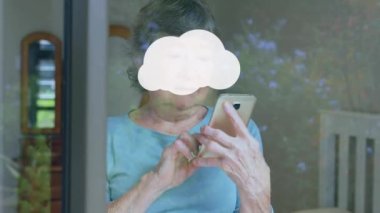 Akıllı telefon kullanan kadınların üzerindeki bulutların ve dijital simgelerin canlandırılması. küresel iletişim, teknoloji, sosyal medya ve dijital arayüz konsepti dijital olarak oluşturulmuş video.