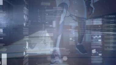 Basketbolcu üzerinden istatistik ve veri işleme animasyonu. global spor, dijital arayüz, teknoloji ve ağ konsepti dijital olarak oluşturulmuş video.