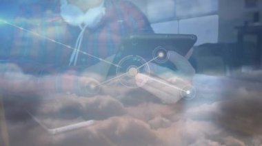 Akıllı telefon kullanan bağlantıların animasyonu adamım. küresel teknoloji, dijital arayüz ve bağlantılar konsepti dijital olarak oluşturulmuş video.