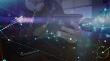 Tablet kullanan insanın üzerindeki simgelerle bağlantı ağlarının animasyonu. küresel teknoloji, dijital arayüz ve bağlantılar konsepti dijital olarak oluşturulmuş video.