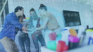 Mutlu iş adamlarının el ele tutuşması üzerine dünya çapındaki bağlantıların animasyonu. küresel iş, dijital arayüz, teknoloji ve ağ konsepti dijital olarak oluşturulmuş video.