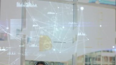 Bağlantı ağının animasyonu, telefon kulaklığı kullanan iş kadınının istatistikleri. küresel bağlantılar, iş dünyası, dijital arayüz, teknoloji ve ağ konsepti dijital olarak oluşturulmuş video.