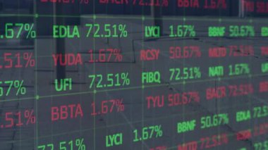 Şehir caddesinde finansal veri işleme animasyonu. global spor, dijital arayüz, teknoloji ve ağ konsepti dijital olarak oluşturulmuş video.