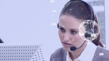 Telefon kulaklığı kullanan bir iş kadınıyla bağlantılı dünya animasyonu. küresel bağlantılar, iş dünyası, dijital arayüz, teknoloji ve ağ konsepti dijital olarak oluşturulmuş video.