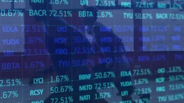 Basketbolcular üzerinde istatistik ve veri işleme animasyonu. global spor, dijital arayüz, teknoloji ve ağ konsepti dijital olarak oluşturulmuş video.