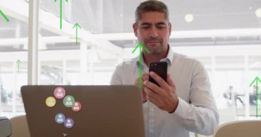 Profil simgeleri ve oklar, ofiste akıllı telefon kullanan Kafkasyalı üst düzey bir adama karşı hareket ediyor. küresel ağ ve iş teknolojisi kavramı