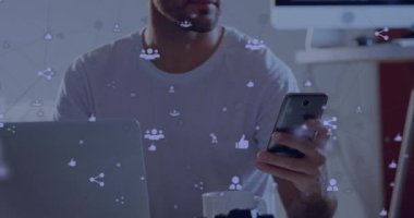 Evde akıllı telefon kullanan beyaz bir adama karşı dijital ikonlar ağı. küresel ağ ve teknoloji kavramı