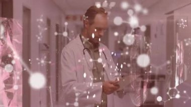 Hastanede dijital tablet kullanarak erkek doktora karşı yüzen moleküler yapılar. Sağlık ve tıbbi araştırma teknolojisi kavramı