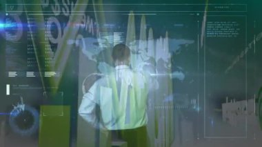 İş adamı üzerinde veri işleme animasyonu. küresel bağlantılar, iş dünyası, dijital arayüz, teknoloji ve ağ konsepti dijital olarak oluşturulmuş video.