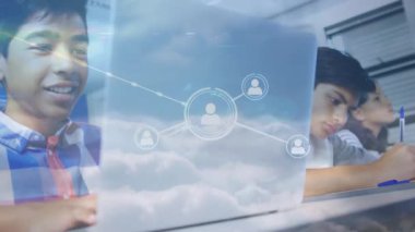 Dizüstü bilgisayar kullanarak okul çocuklarının üzerindeki bağlantı ağlarının animasyonu. küresel eğitim, dijital arayüz, teknoloji ve ağ konsepti dijital olarak oluşturulmuş video.