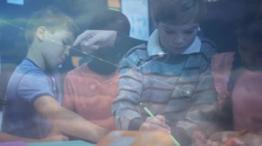 Okul çocukları üzerindeki bağlantı ağının animasyonu. küresel eğitim, dijital arayüz, teknoloji ve ağ konsepti dijital olarak oluşturulmuş video.