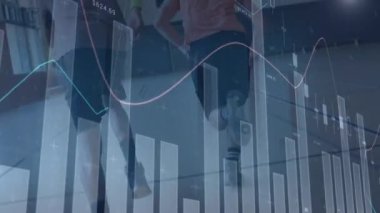 Basketbolcular üzerinde veri işleme animasyonu. global spor, dijital arayüz, teknoloji ve ağ konsepti dijital olarak oluşturulmuş video.