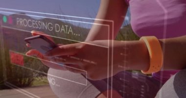 Akıllı telefon kullanan bir kadının ekrandaki veri işleme animasyonu. küresel iletişim, dijital arayüz, teknoloji ve ağ konsepti dijital olarak oluşturulmuş video.