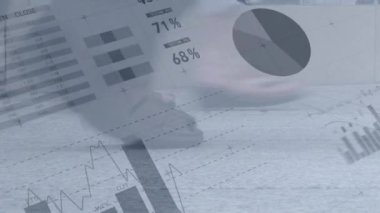 Şehir caddesindeki veri işleme ve istatistiklerin animasyonu. küresel iş, dijital arayüz, teknoloji ve ağ konsepti dijital olarak oluşturulmuş video.