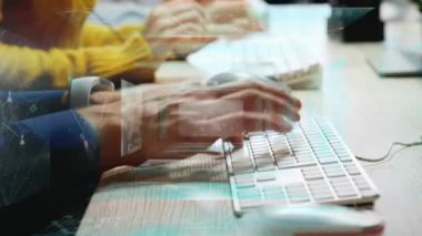 Telefon kulaklığı kullanan iş adamları üzerinden bağlantı ağlarının animasyonu. küresel bağlantılar, iş dünyası, dijital arayüz, teknoloji ve ağ konsepti dijital olarak oluşturulmuş video.