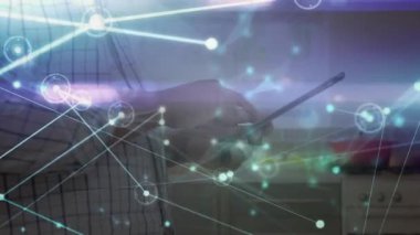 Tablet kullanan insanın üzerindeki simgelerle bağlantı ağlarının animasyonu. küresel teknoloji, dijital arayüz ve bağlantılar konsepti dijital olarak oluşturulmuş video.