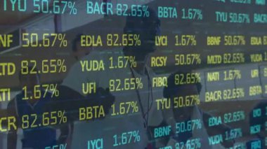 Basketbolcular üzerinden finansal veri işleme animasyonu. global sporlar, iş dünyası, dijital arayüz, teknoloji ve ağ konsepti dijital olarak oluşturulmuş video.