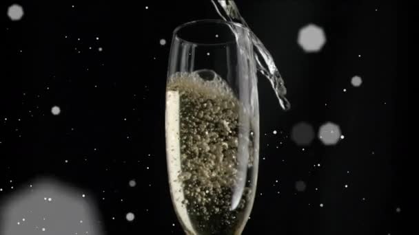 Siyah Arka Planda Şampanya Kadehinin Üzerinde Beyaz Beneklerin Yüzüşü Kutlama — Stok video
